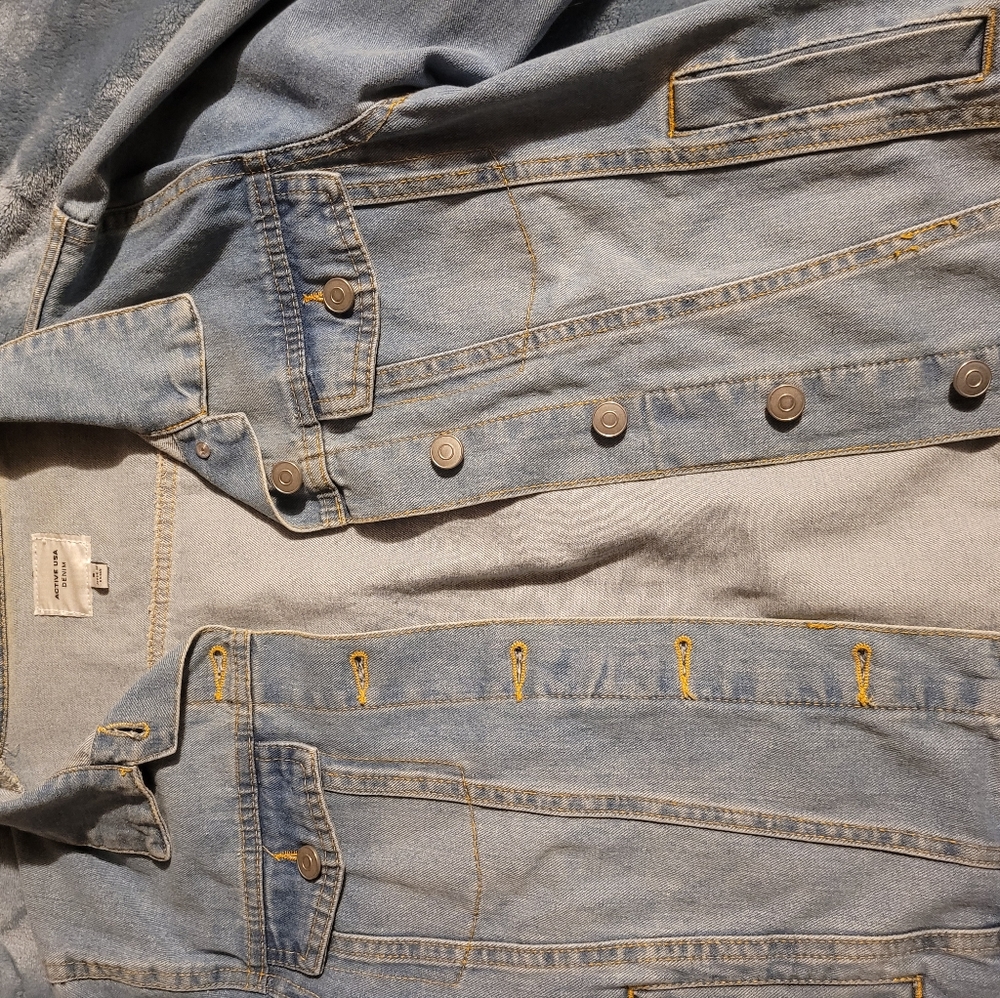 Lightwash denim jacket